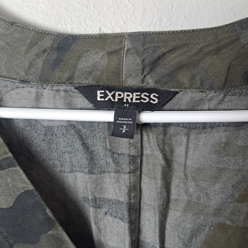 Express Crop Top - Picture 2 of 4
